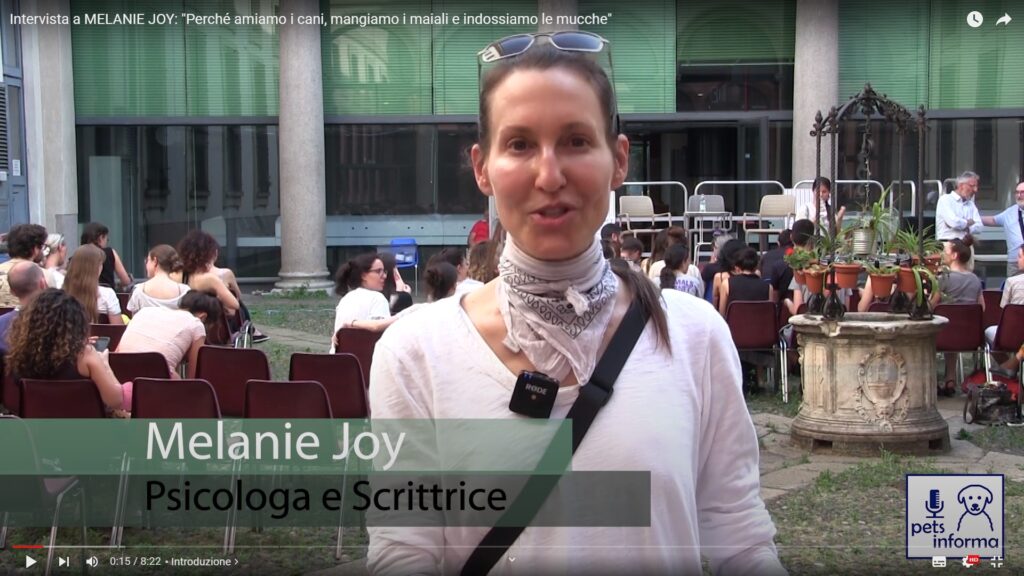 Intervista a MELANIE JOY:  “Perché amiamo i cani, mangiamo i maiali e indossiamo le mucche” – VIDEO