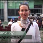 Intervista a MELANIE JOY:  “Perché amiamo i cani, mangiamo i maiali e indossiamo le mucche” – VIDEO